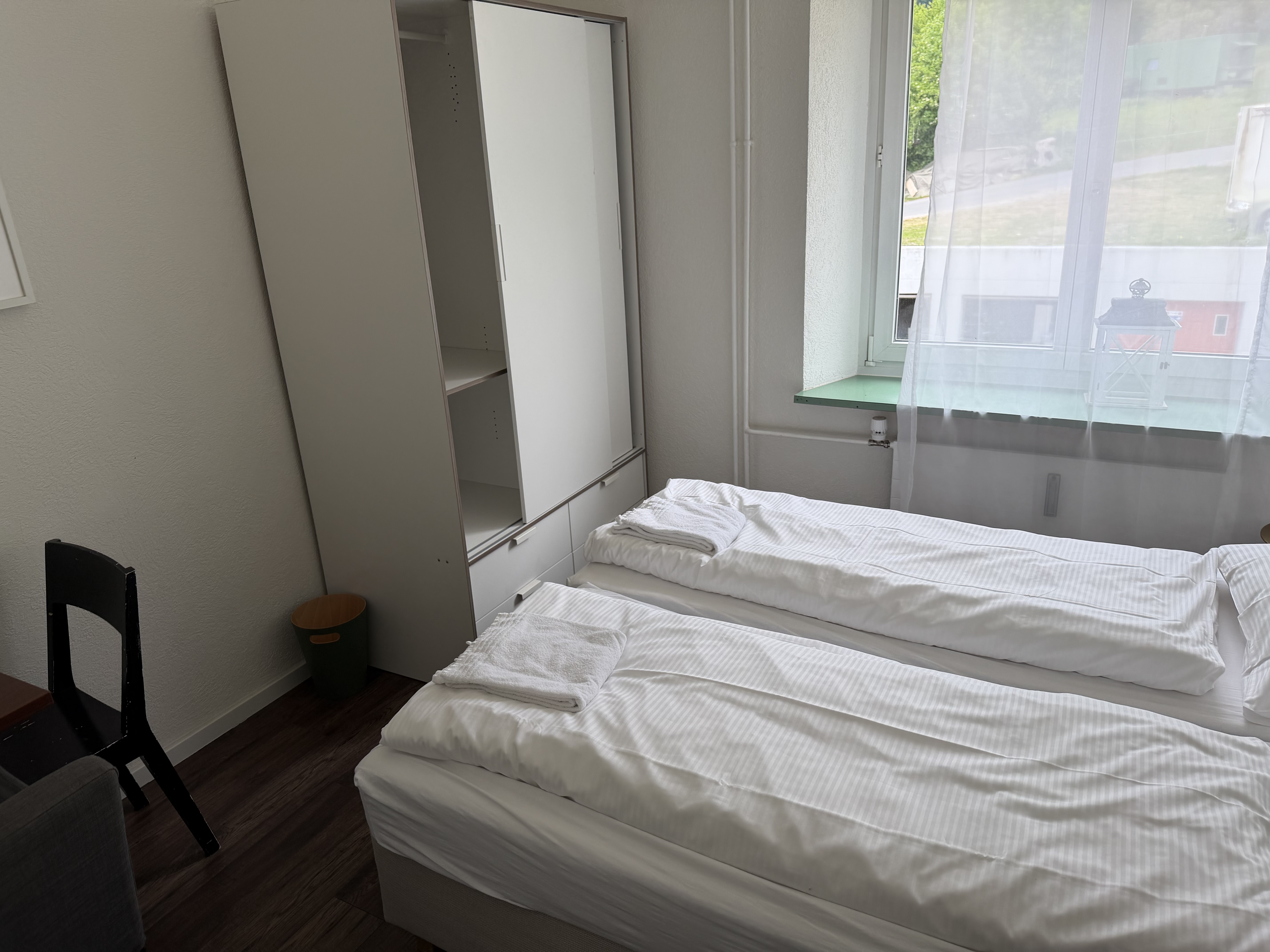 Monteurzimmer: Zimmer mit Gemeinschaftsbad und Küche und Apartments