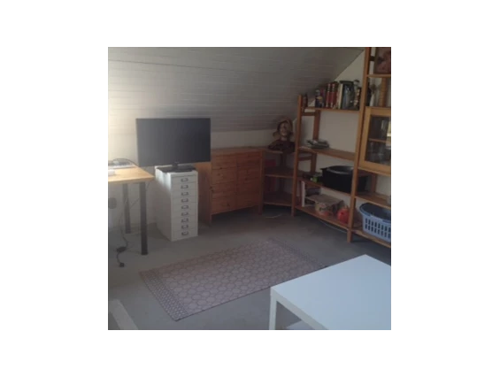 Monteurzimmer: Monteurzimmer in Garbsen in einem hellen, freundlichen möbliertem Zimmer. - 1 Zimmer mit eigenem Bad 20 qm hell