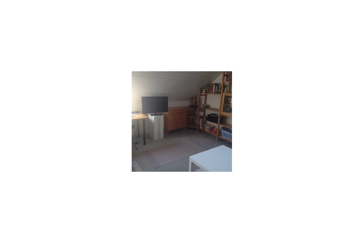 Monteurzimmer: Monteurzimmer in Garbsen in einem hellen, freundlichen möbliertem Zimmer. - 1 Zimmer mit eigenem Bad 20 qm hell