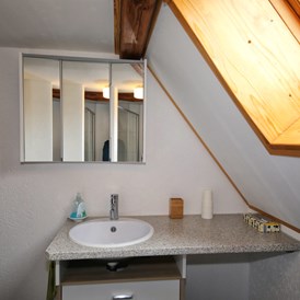 Monteurzimmer: Waschbecken und Spiegel - Rustikales Zimmer