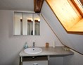 Monteurzimmer: Waschbecken und Spiegel - Rustikales Zimmer