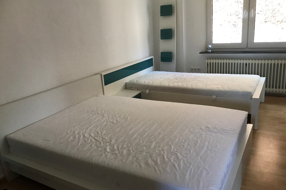 Monteurzimmer: Schlafzimmer mit einem Doppelbett und einem Bett  - Ruhige Wohnung mit separatem Eingang 