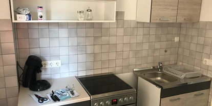 Monteurwohnung - PLZ 52379 (Deutschland) - Kleine Küche mit Backofen und Mikrowelle  - Ruhige Wohnung mit separatem Eingang