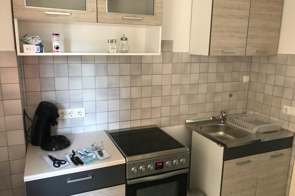Monteurzimmer: Kleine Küche mit Backofen und Mikrowelle  - Ruhige Wohnung mit separatem Eingang 