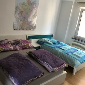 Monteurzimmer: Schlafzimmer der Monteurwohnung - Ruhige Wohnung mit separatem Eingang 