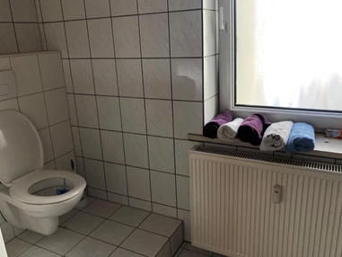 Monteurwohnung: WC und Handtücher der Monteurzimmer - Monteurwohnung
