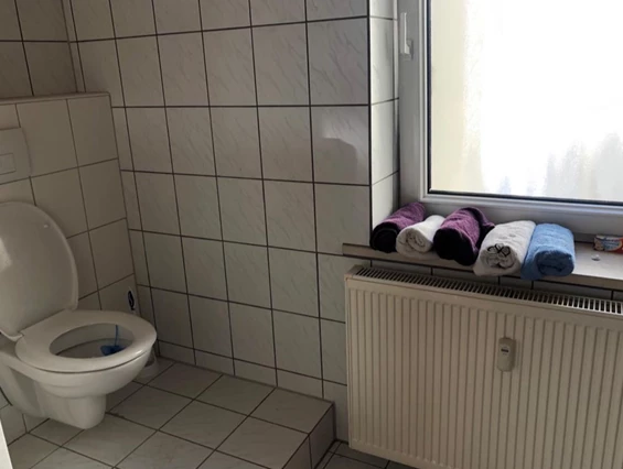 Monteurwohnung: WC und Handtücher der Monteurzimmer - Monteurwohnung