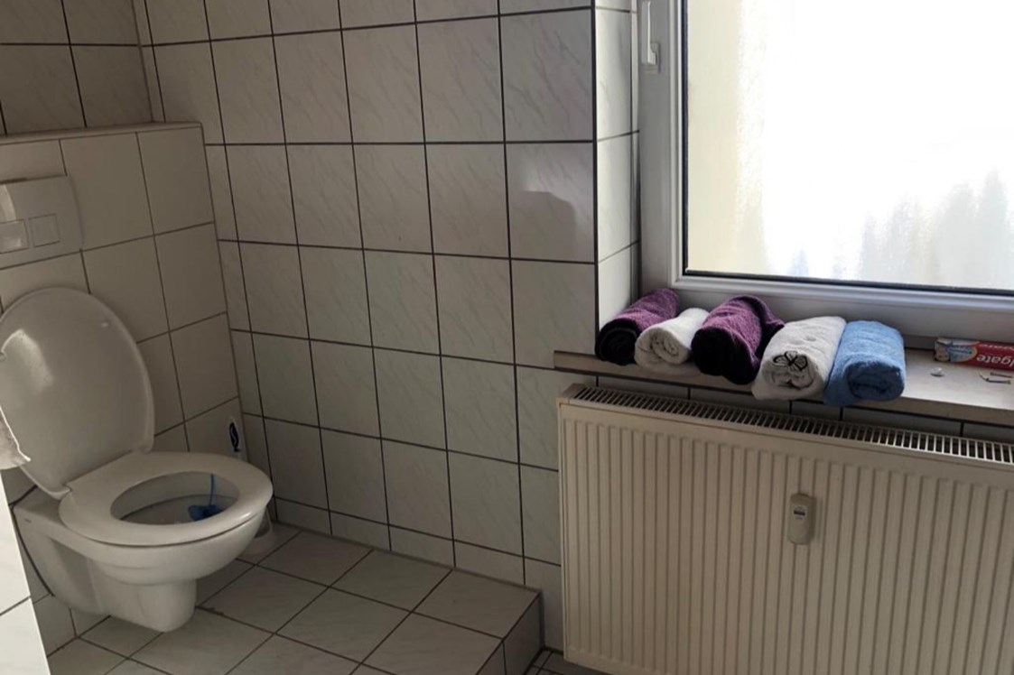 Monteurwohnung: WC und Handtücher der Monteurzimmer - Monteurwohnung