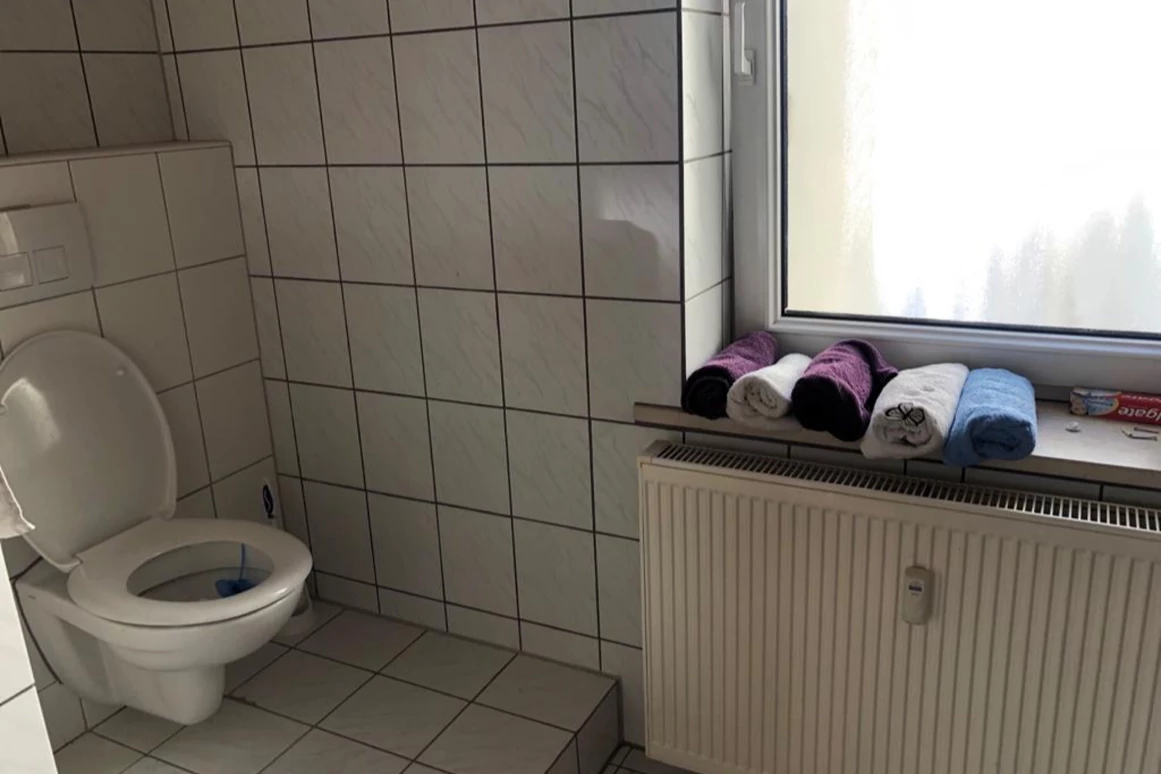 Monteurwohnung: WC und Handtücher der Monteurzimmer - Monteurwohnung
