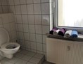 Monteurwohnung: WC und Handtücher der Monteurzimmer - Monteurwohnung