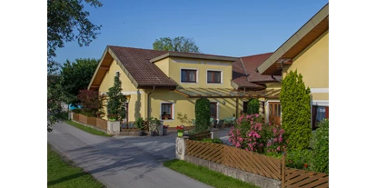 Monteurwohnung - Parkplatz: eigener Parkplatz vorhanden - Österreich - Fordere Ansicht vom Haus - Privatzimmer & Ferienwohnungen Leeb