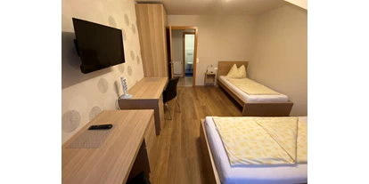Monteurwohnung - Parkplatz: eigener Parkplatz vorhanden - Österreich - Ferienwohnung Winter Zweibettzimmer - Privatzimmer & Ferienwohnungen Leeb