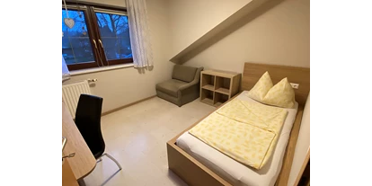 Monteurwohnung - Parkplatz: eigener Parkplatz vorhanden - Österreich - Ferienwohnung Winter Einbettzimmer und Sofa - Privatzimmer & Ferienwohnungen Leeb