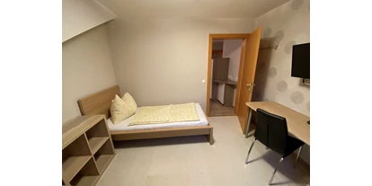 Monteurwohnung - Parkplatz: eigener Parkplatz vorhanden - Österreich - Ferienwohnung Winter Einbettzimmer und Sofa - Privatzimmer & Ferienwohnungen Leeb