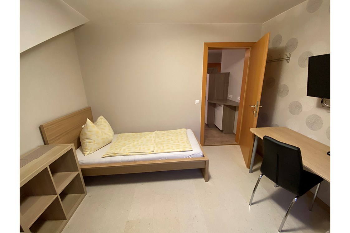 Monteurzimmer: Ferienwohnung Winter Einbettzimmer und Sofa - Privatzimmer & Ferienwohnungen Leeb