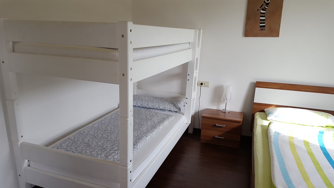 Monteurzimmer: Das Schlafzimmer verfügt ein Doppelbett und 1 Etagenbett. - Ferienwohnung Peter