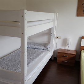 Monteurzimmer: Das Schlafzimmer verfügt ein Doppelbett und 1 Etagenbett. - Ferienwohnung Peter