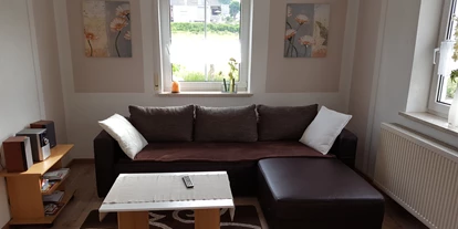 Monteurwohnung - PLZ 89365 (Deutschland) - Die Couch kann zur Schlafcouch umfunktioniert werden. - Ferienwohnung Peter