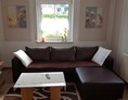 Monteurzimmer: Die Couch kann zur Schlafcouch umfunktioniert werden. - Ferienwohnung Peter
