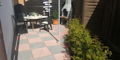 Monteurwohnung - Kaffeemaschine - Schleswig-Holstein - Terrasse mit Gartenmöbeln und Grillkamin - "Haus am Mühlenweg"