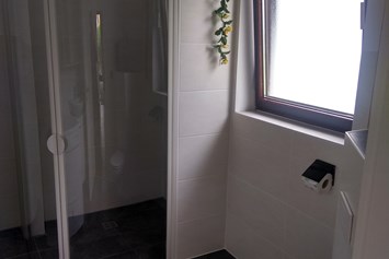 Monteurzimmer: Begehbare Dusche und WC der Monteurwohnung - Florian Fürbacher