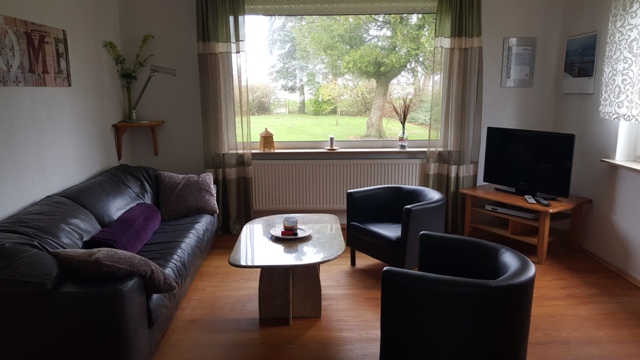 Monteurwohnung - Nordsee - Wohnzimmer mit Sat-TV - "Haus Inge"