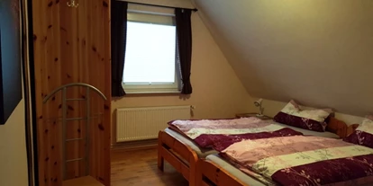 Monteurwohnung - Hund erlaubt - Schleswig-Holstein - Schlafzimmer 1 mit Sat- TV - "Haus Inge"