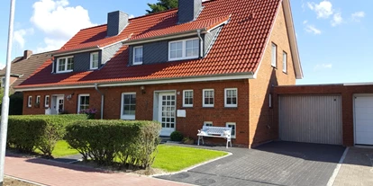 Monteurwohnung - Hund erlaubt - Schleswig-Holstein - Hausansicht mit Auffahrt - "Haus Steffi"