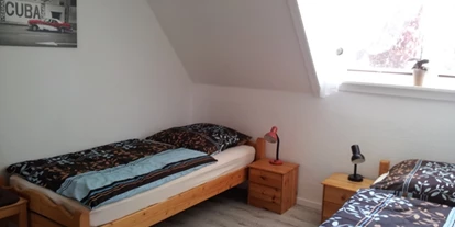 Monteurwohnung - Hund erlaubt - Schleswig-Holstein - Schlafzimmer 1 mit Sat-TV - "Haus Steffi"
