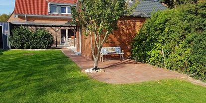 Monteurwohnung - Hund erlaubt - Schleswig-Holstein - Garten hinten mit kleiner Terrasse - "Haus Steffi"