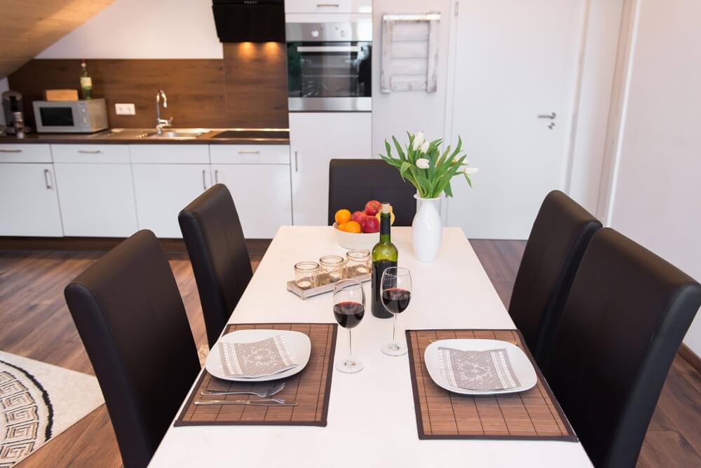 Monteurzimmer: Esstisch der Monteurunterkunft - Ruth und Manfred Bergs