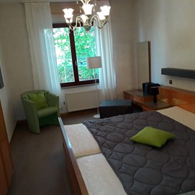 Monteurzimmer: Schlafzimmer mit Doppelbett - Wachter Monteur- / Ferienwohnungen im Frankenwald