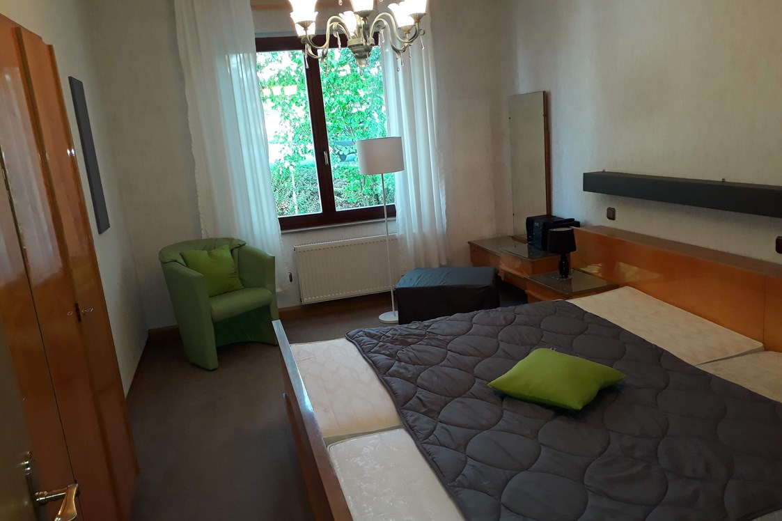 Monteurzimmer: Schlafzimmer mit Doppelbett - Wachter Monteur- / Ferienwohnungen im Frankenwald