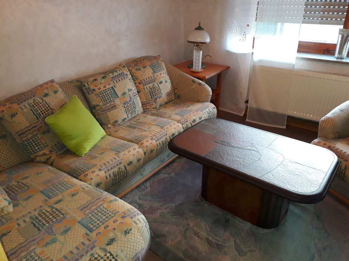 Monteurzimmer: Sofa - Wohnzimmer 
- aufbettbar als
  dritte Schlaf-
  Möglichkeit  - Wachter Monteur- / Ferienwohnungen im Frankenwald