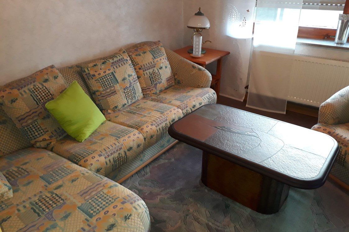 Monteurzimmer: Sofa - Wohnzimmer 
- aufbettbar als
  dritte Schlaf-
  Möglichkeit  - Wachter Monteur- / Ferienwohnungen im Frankenwald