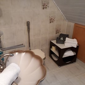 Monteurzimmer: Wohnung im 2.Stock Badezimmer mit WC und Dusche - Wachter Monteur- / Ferienwohnungen im Frankenwald