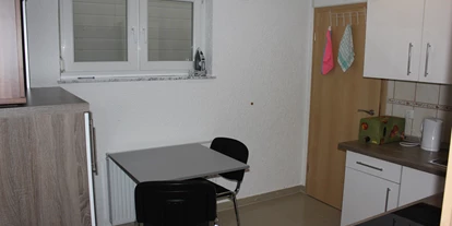 Monteurwohnung - Badezimmer: Gemeinschaftsbad - Wiesbaden - Küche, Sitzplatz der Monteurunterkunft - Michis Monteurzimmer