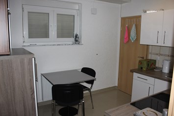 Monteurzimmer: Küche, Sitzplatz der Monteurunterkunft - Michis Monteurzimmer