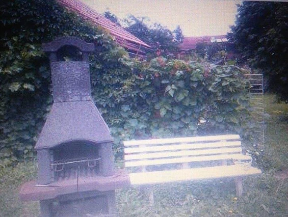 Monteurzimmer: Grill mit überdachter sitzecke hinterm haus  - Ferienhaus_sonnenschein