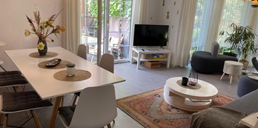 Monteurwohnung - Sachsen - Wohnzimmer mit Essbereich, Schlafcouch, Flat screen und kostenloses WLan sowie Zugang zur Terrasse und Garten - Kerstin Schilling