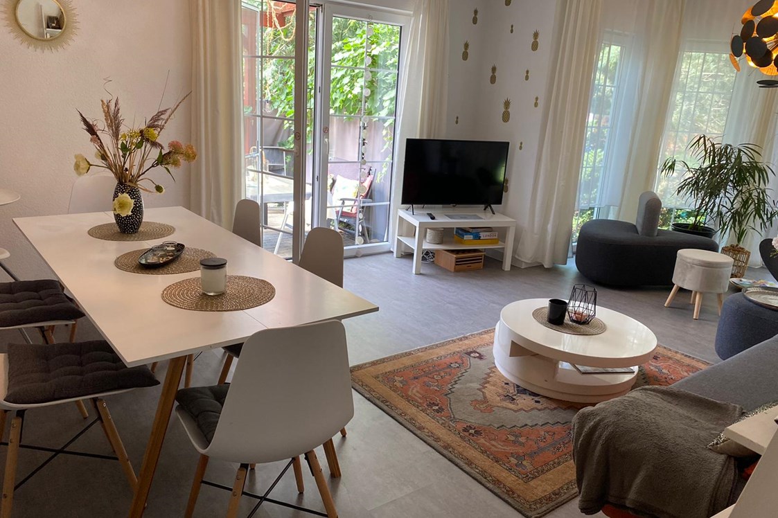 Monteurzimmer: Wohnzimmer mit Essbereich, Schlafcouch, Flat screen und kostenloses WLan sowie Zugang zur Terrasse und Garten - Kerstin Schilling
