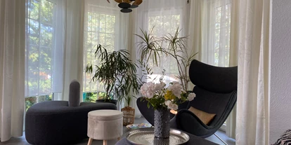 Monteurwohnung - PLZ 04109 (Deutschland) - Wohnzimmer mit Erker mit Zugang zur Terrasse und Garten - Kerstin Schilling