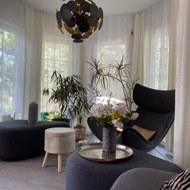 Monteurzimmer: Wohnzimmer mit Erker mit Zugang zur Terrasse und Garten - Kerstin Schilling