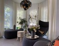 Monteurzimmer: Wohnzimmer mit Erker mit Zugang zur Terrasse und Garten - Kerstin Schilling