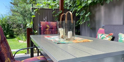 Monteurwohnung - PLZ 04109 (Deutschland) - Terrasse mit großen Gasgrill und Blick in den Garten - Kerstin Schilling