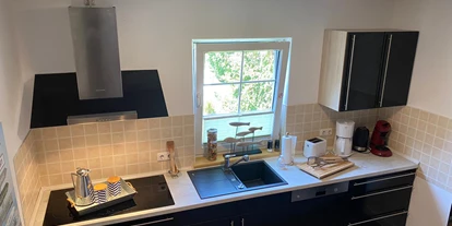 Monteurwohnung - PLZ 04109 (Deutschland) - Küche mit Kühlschrank, Geschirrspüler, Microwelle, Backofen, Kaffeemaschine, Wasserkocher und Geschirr sowie Gläaser - Kerstin Schilling
