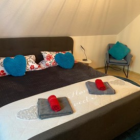 Monteurzimmer: Schlafzimmer im Obergeschoss mit Doppelbett unweit vom Badezimmer entfernt - Kerstin Schilling