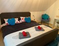 Monteurzimmer: Schlafzimmer im Obergeschoss mit Doppelbett unweit vom Badezimmer entfernt - Kerstin Schilling