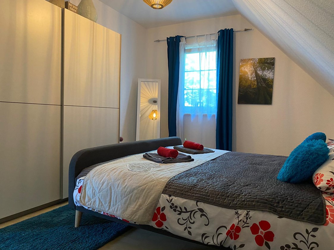 Monteurzimmer: Zweites Schlafzimmer mit Doppelbett und Balkon - Kerstin Schilling