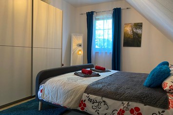 Monteurzimmer: Zweites Schlafzimmer mit Doppelbett und Balkon - Kerstin Schilling